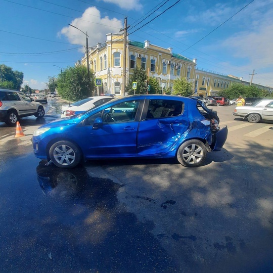 Автоцистерна раздавила «Жигули» с людьми внутри  Авария произошла в Минусинске. В грузовик влетел 46-летний..