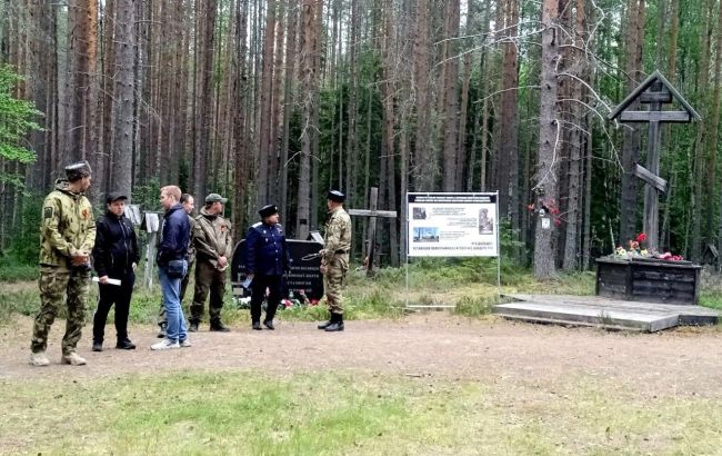 День памяти жертв сталинских репрессий сорвали провластные активисты, заявившиеся на мемориальное..