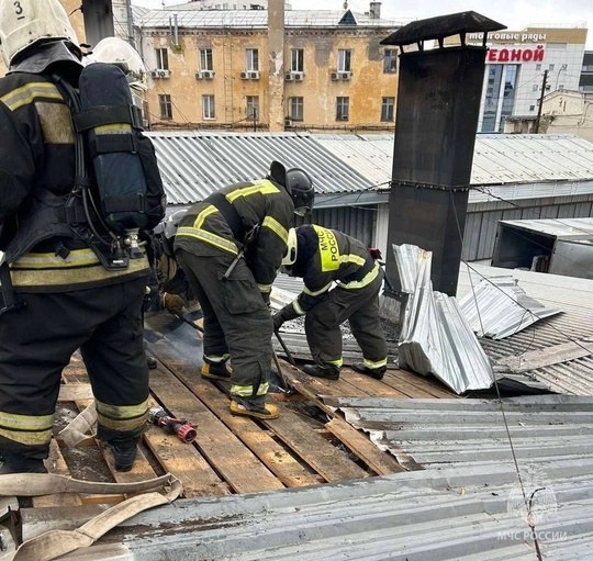 🤯 В здании «Той самой шаурме на Средном» на Костина,13 произошел пожар. 
Сообщение о возгорании спасателям..