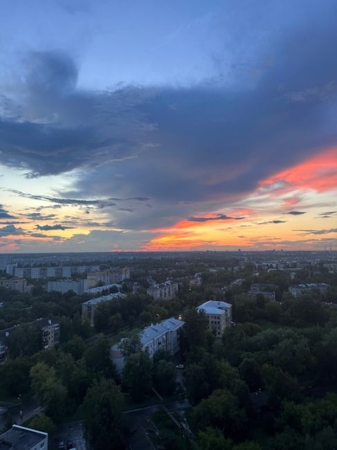 Несмотря на тучку , закат всё равно прекрасен..