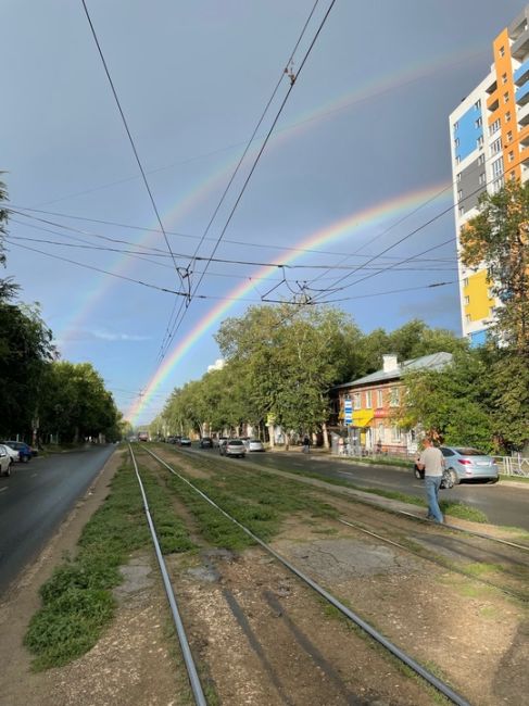 Над Самарой появилась двойная радуга  Жители города сфотографировали ее после дождя 12 августа 2024..