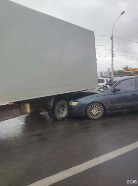 Водитель легковушки въехал под ГАЗель возле ТЦ «Аура»  Авария произршла на пересечении Военной и..