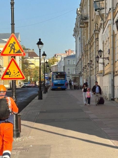 В районе дома 5 на Большой Никитской провалился грунт  В связи с этим движение в этом районе ограничено.  На..