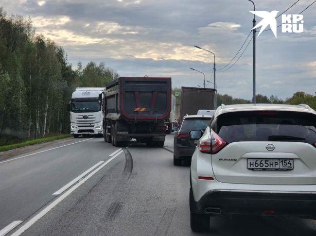 На трассе между Мошково и Сокуром серьезная авария. Пробки в обе стороны  Как сообщил читатель..