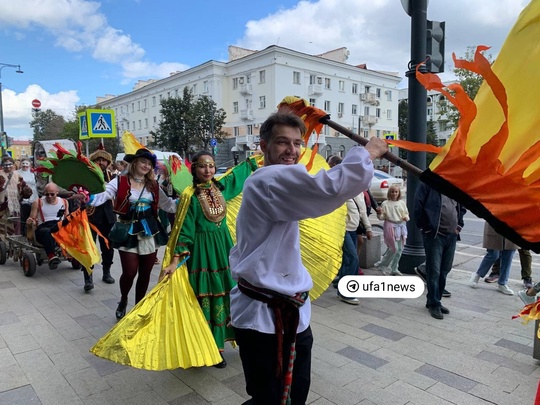 😍В центре Уфы проходит карнавальное шествие артистов АйдаФеста 
Они идут по маршруту: Чернышевского —..