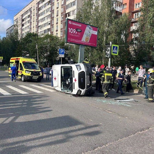 Медбрат скорой стал пациентом после ДТП во Всеволожске 
Машина скорой завалилась на бок от удара с «Нивой»..