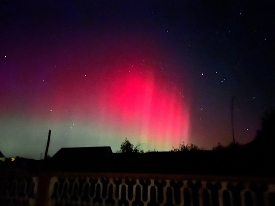 ✨ 😍Яркое северное сияние накрыло Россию — всё из-за магнитой бури,  Северная сказка в разных уголках..