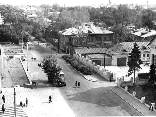 Улица Ульянова: 1972 год💙. 
Слева универсам "Нижегородский", слева Дворец..