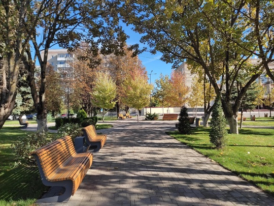 Тёплая осень в уютном городе..