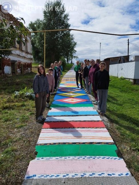 Под Каменском-Уральским в селе Маминское школьники превратили тротуарные плиты в произведение искусства...