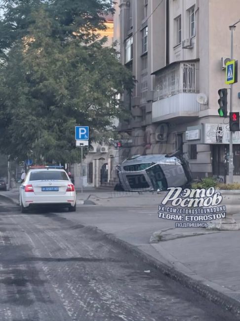 ⚠️ Автомобиль прилетел в стену дома на Буденновском/Варфоломеева. Водителя на месте не..