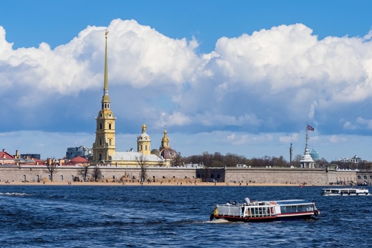 Пока еще в городе тепло, успейте побывать всей семьей на речной прогулке. Еще и с бесплатным детским билетом!..