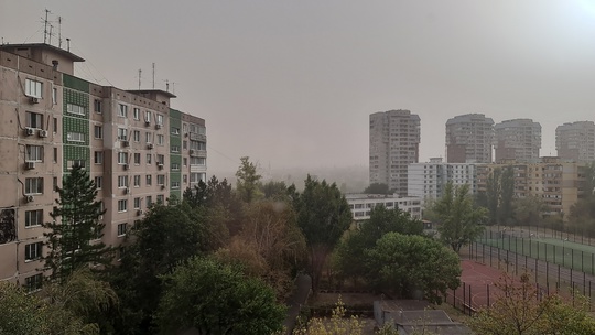 ⚠️ Пролетарск снова задыхается. В этот раз от пыльной бури. Вся эта масса летит на Ростов!  ⚠ВНИМАНИЕ!..