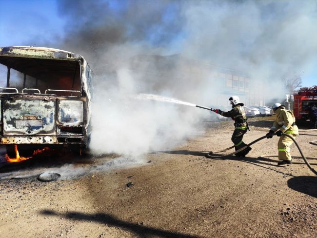 Под Самарой на ходу загорелся автобус  Подробности ЧП  В Похвистнево Самарской области на ходу загорелся..