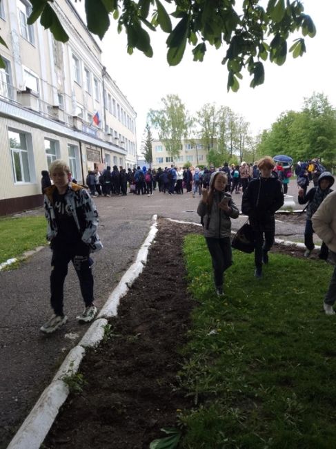 😓В Уфе в школе распылили перцовый баллончик школьнику прямо в лицо, его экстренно..