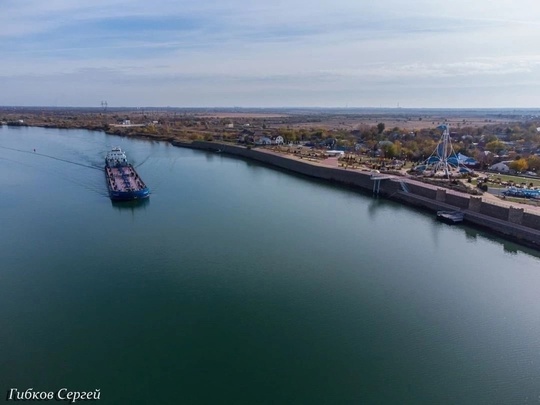 Современная набережная Дона в станице Романовской украшена скульптурой «Сфера любви», ротондой, пушками и..