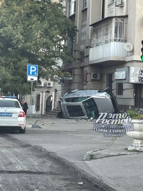 ⚠️ Автомобиль прилетел в стену дома на Буденновском/Варфоломеева. Водителя на месте не..