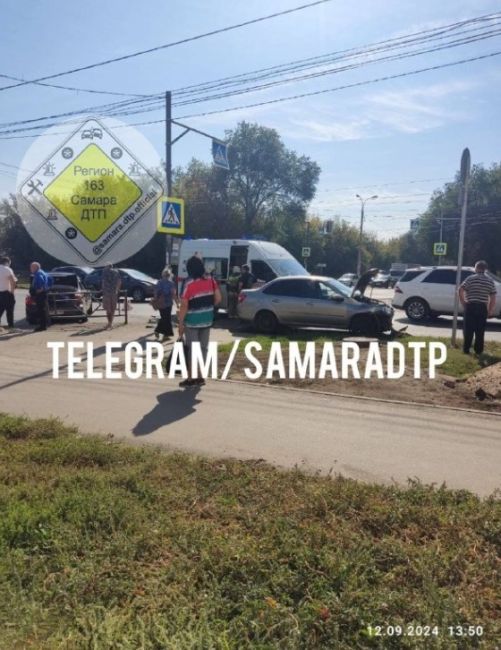 Серьёзное ДТП с пострадавшими произошло на ул.Ново-Вокзальной в Самаре  Столкнулись КИА Спектра и Лада..