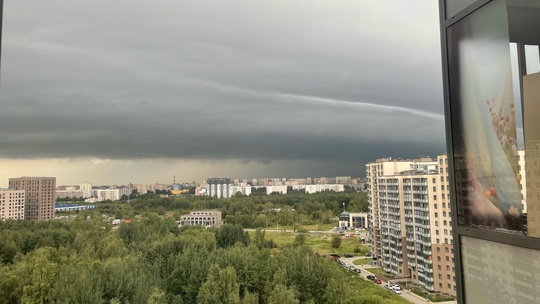 Петербуржцы сегодня утром наблюдали в небе шкваловый ворот. Это редкий вид дождевых облаков, которые..