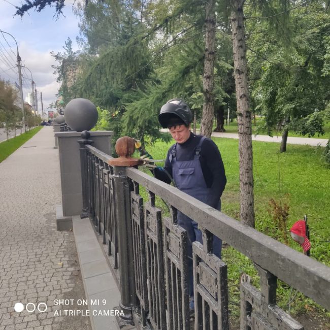 Вандалы стащили чугунный шар на ограждении Первомайского сквера.  Ночью злоумышленники разрушили..