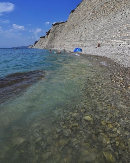 Один из самых красивых пляжей в нашем крае — пляж кемпинга Сосновка 😍  Фото..