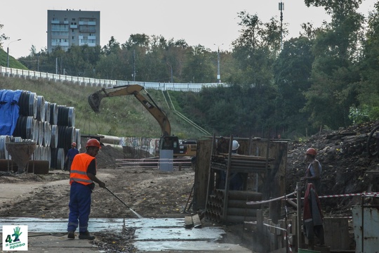 🏗🌳🚜 
Что происходит в Почаинском овраге? 
Перед зданием "Сердца Нижнего" на левой бровке оврага уже..