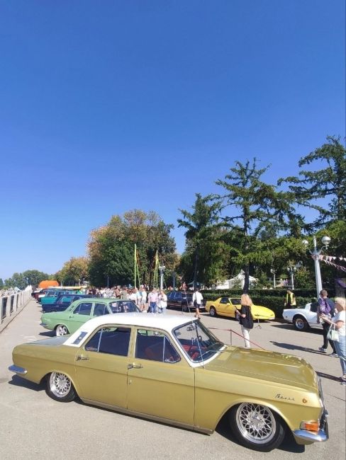 На набережной в Самаре прошла выставка ретро автомобилей на..