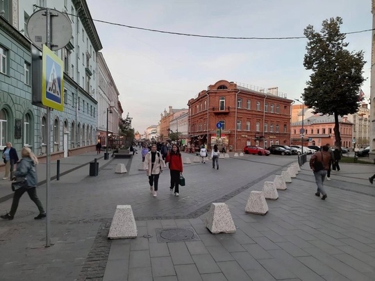 🗣️Водителям закрыли проезд по Большой Покровской  Около здания Госбанка установили бетонные ограждения...