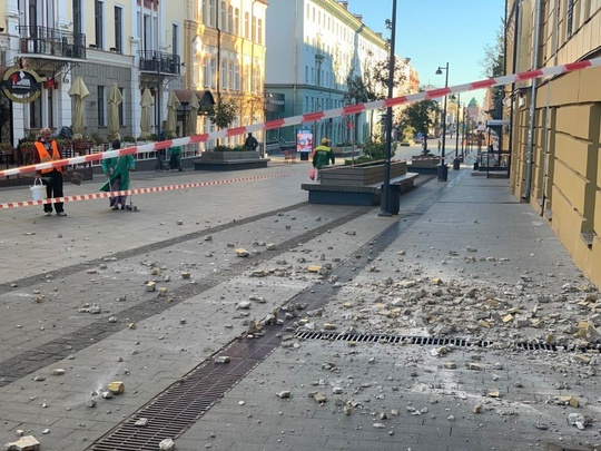 🗣Фасад жилого дома 30а на Большой Покровской улице снова обрушился. Место обрушения огородили..