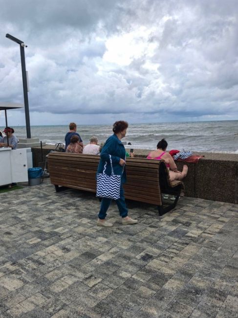 В Сочи ветрено и волны с перехлестом - здесь сегодня готовятся к приходу мощного циклона  Пик его придется на..