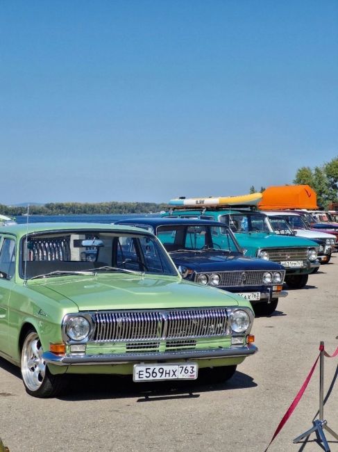 На набережной в Самаре прошла выставка ретро автомобилей на..