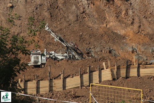 🏗🌳🚜 
Что происходит в Почаинском овраге? 
Перед зданием "Сердца Нижнего" на левой бровке оврага уже..