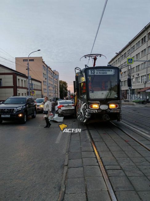 Легендарный трамвай №13 попал в ДТП в Новосибирске  Авария случилась на пересечении Коммунистической и..