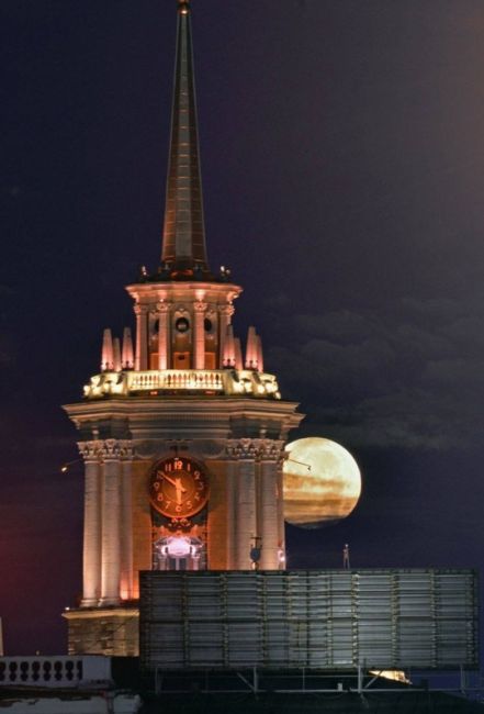 Потрясающей красоты огромная луна над Екатеринбургом 🌕  Фото: Владимир..