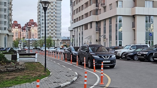 Столбик задавил в ЖК Лосиный остров, муж Яны наверно.
Это, кстати, наезд на препятствие) можете смело вызвать..