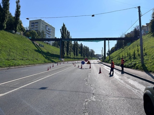 🗣️Из-за ремонта пешеходного моста на Похвалинском съезде временно сузят дорогу. Для проезда машин и..