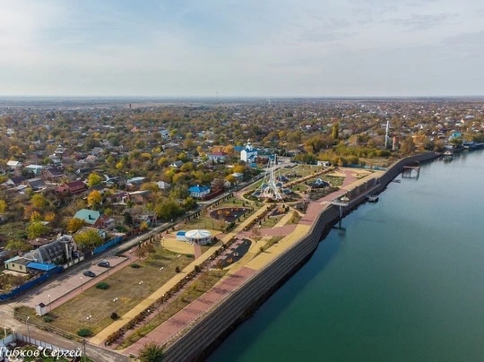 Современная набережная Дона в станице Романовской украшена скульптурой «Сфера любви», ротондой, пушками и..