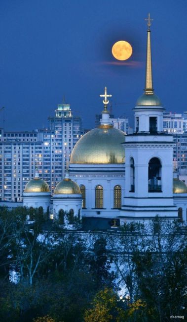 Потрясающей красоты огромная луна над Екатеринбургом 🌕  Фото: Владимир..