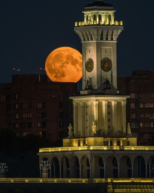 Чарующее суперлуние над Северным речным вокзалом  Фото:..