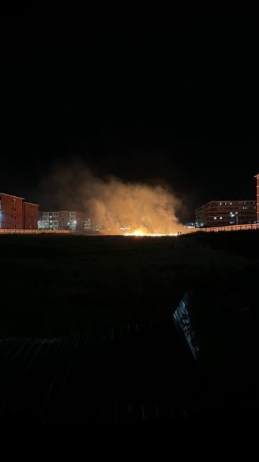 В Новой Адыгее горит поле у домов, пугающим масштабом 😮 Жильцы в ожидании пожарных начали тушить..