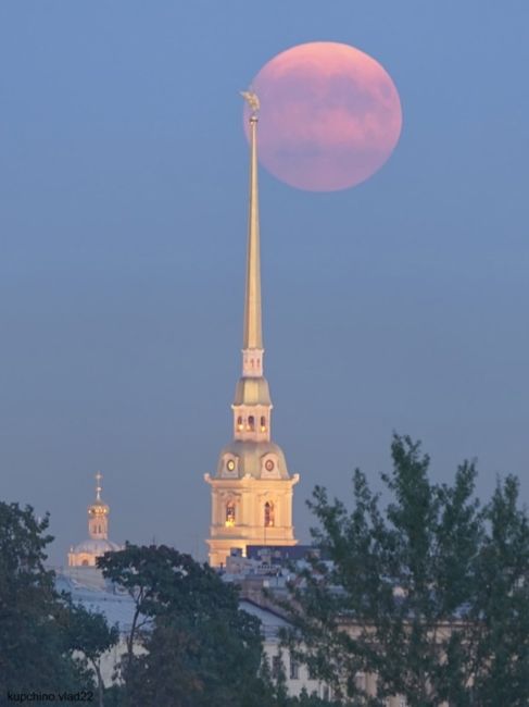 Огромная полная Луна в небе над..