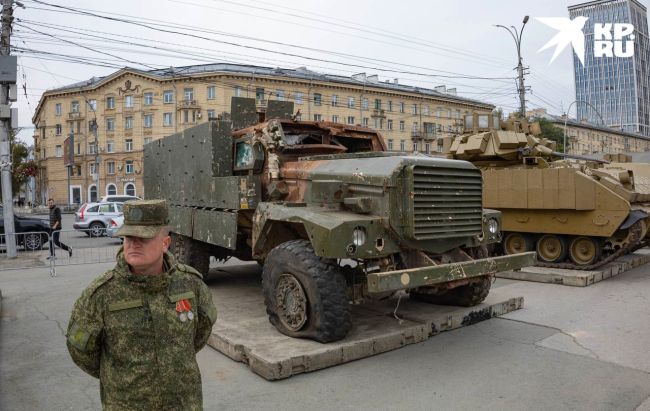 Военные трофеи с Украины можно увидеть на площади Пименова в Новосибирске  Здесь пулемёт Браунинга,..