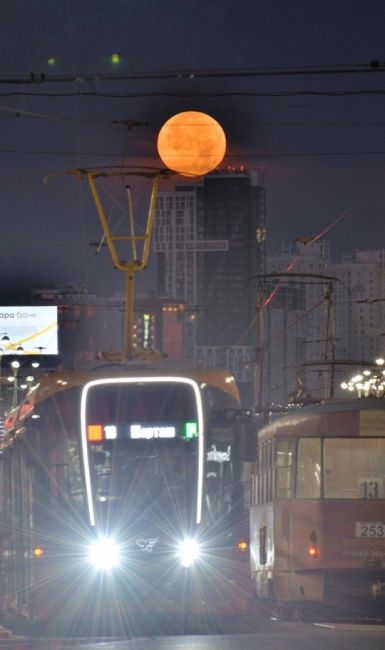 Потрясающей красоты огромная луна над Екатеринбургом 🌕  Фото: Владимир..