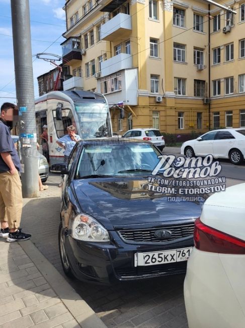 🚋 Водитель криво припарковал Приору и заблокировал движение трамваев на 15 минут на..