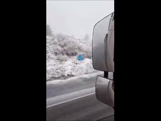 Первый  снег  уже  выпал  на  юге  Красноярского  края!  ❄️  Природный  парк  Ергаки  и  трасса  Р-257  уже  засыпаны..