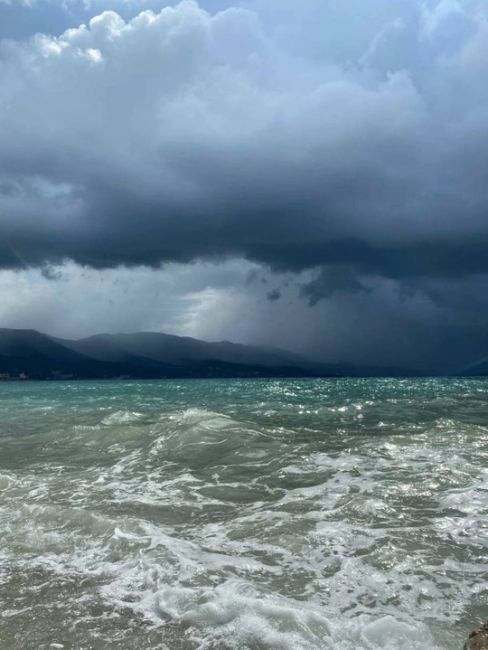 Нет, это не картины Айвазовского, это Центральный пляж Новороссийска 🌊  Сама природа, как талантливый..