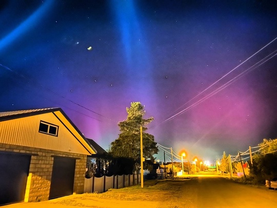 ✨ 😍Яркое северное сияние накрыло Россию — всё из-за магнитой бури,  Северная сказка в разных уголках..