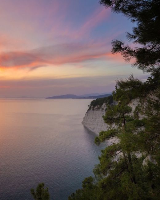 Один из красивейших закатов сентября  📍Голубая бездна  Фото..