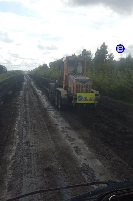 Снова с дорогой  После нашего сюжета на дорогу от райцентра Коченёво до села Поварёнка вышла тяжёлая техника..