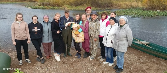 На Урале спасли одинокого лебедя, который несколько недель находился на берегу реки Чусовой.  Орнитологи и..